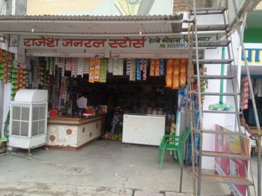 दूकान में एक्सपायरी सामान बेचने पर खाद्य विभाग की टीम ने कार्रवाई की