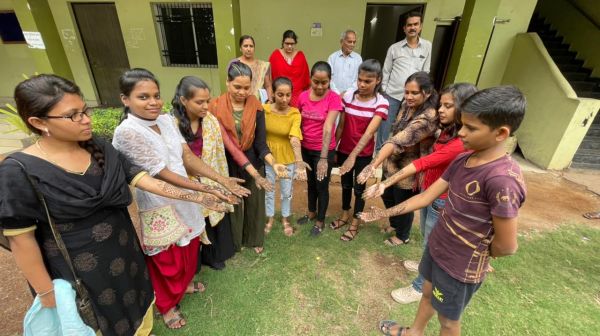 मेंहदी स्पर्धा की विजेता रही प्रिया, परिणीति उपविजेता