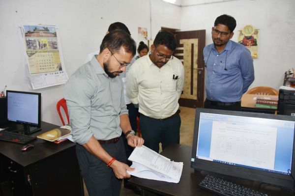 शत प्रतिशत जाति निवास प्रमाण पत्र बनाए जाएं : कलेक्टर