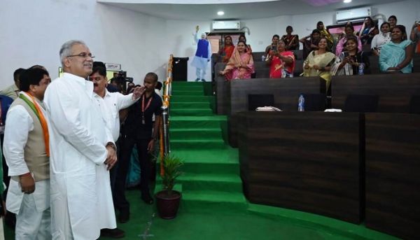 नगर पालिका सभाकक्ष देखकर मुख्यमंत्री बोले : 'मतलब पूरा विधानसभा स्टाइल में बने हे'