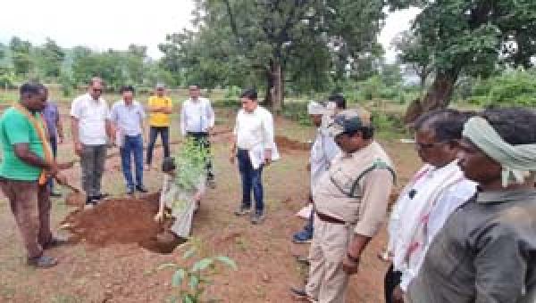 छुईखदान ब्लॉक में भ्रमण के दौरान शासन की फ्लैगशिप योजना नरवा विकास कार्यों का अवलोकन