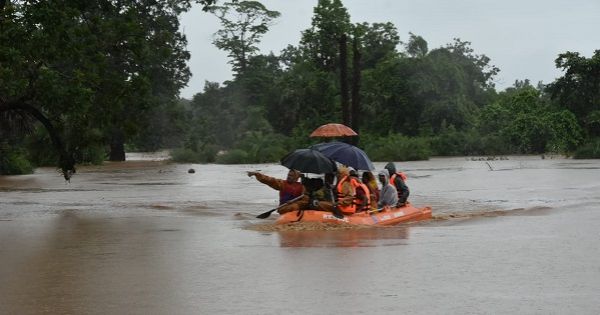 बाढ़ में फंसे लोगों को पेड़ों को रस्सियों से बांधकर निकाला गया सुरक्षित