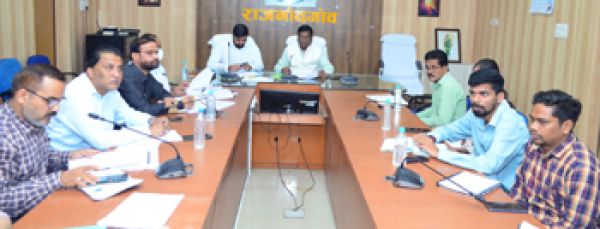 नगरीय निकायों में गौठानों के लिए शासकीय भूमि का चिन्हांकन कर अग्रिम आधिपत्य लें : कलेक्टर