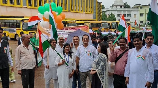 बरसात भी रोक नहीं सकी देशभक्ति के जज्बे को, 100 मीटर के तिरंगे से पूरे शहर में बना माहौल