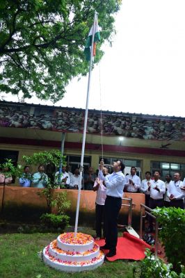 जनसंपर्क संचालनालय में संचालक श्री चौबे ने किया ध्वजारोहण