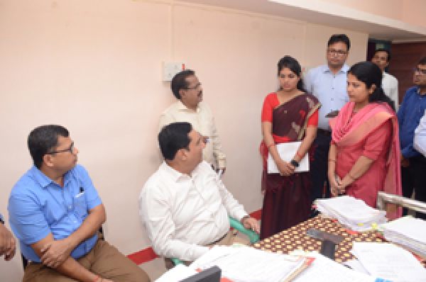 नागरिकों की सुविधा के लिए राजस्व प्रकरणो के निराकरण में ना हो देरी : डॉ. अलंग