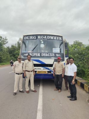 अधिक किराया लेने की शिकायत और परमिट शर्तो का उल्लंघन करने, यात्री बसों पर की गयी कार्रवाई