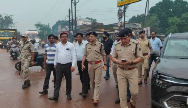 दलबल के साथ एसपी पल्लव ने किया औद्योगिक क्षेत्र का निरीक्षण