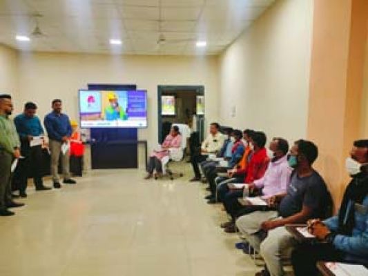 सफाई कर्मियों को दिया गया सुरक्षा मानकों के साथ काम करने का प्रशिक्षण