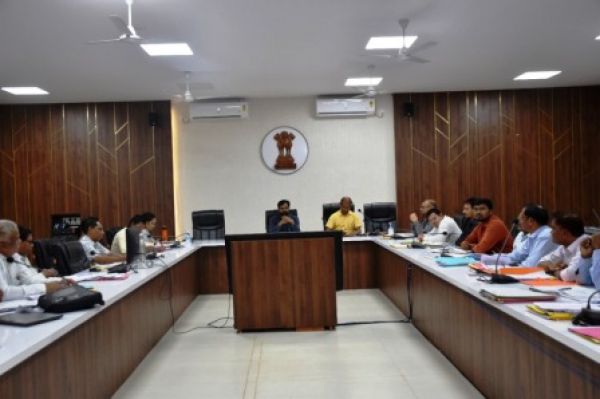 शासन की योजनाओं का समुचित क्रियान्वयन करने कलेक्टर ने दिए निर्देश
