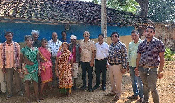 कलेक्टर जनमेजय महोबे ने अधूरे आवास निर्माण को पूर्ण करने दिये निर्देश