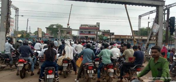 बरसों से उठ रही ओवरब्रिज और अंडरब्रिज की मांग, जनप्रतिनिधियों को नहीं परवाह