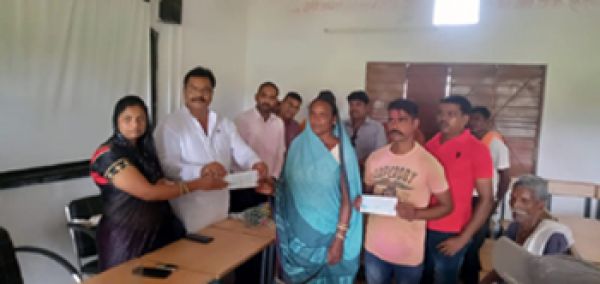 कलेक्टर की पहल पर अतिवृष्टि से प्रभावित पीडि़त परिवारों को मिला मुआवजा