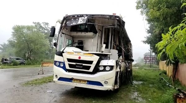 खड़े ट्रेलर से टकराई बस : 7 यात्रियों की मौत, मुख्यमंत्री बघेल ने जताया शोक...