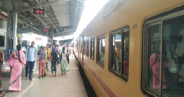 वाह रे जनशताब्दी : आई 13 घंटे विलंब से और रवाना हुई 5 घंटे देर से