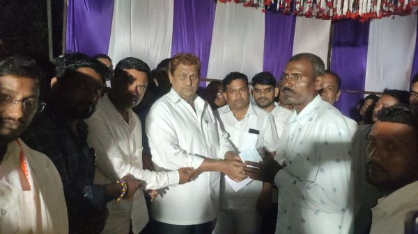 मंत्री अकबर ने 5 विपत्तिग्रस्त परिवारों को वितरित किए 13 लाख के चेक