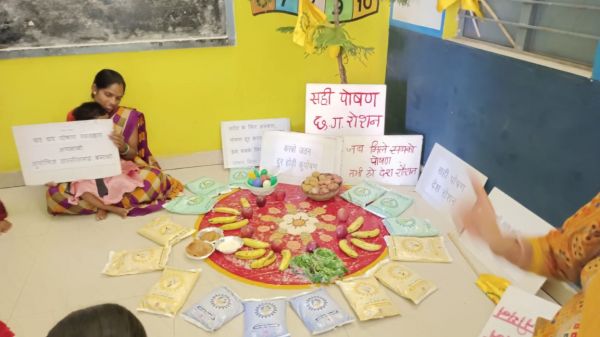 बच्चों का स्वास्थ्य सुधारने को आंगनबाड़ी में लगी पोषण व्यंजनों की प्रदर्शनी