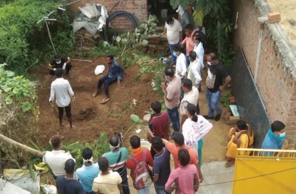 संदिग्ध हालत में मिली लापता महिला की लाश, शव को बाहर निकालकर जांच में ऊटी पुलिस