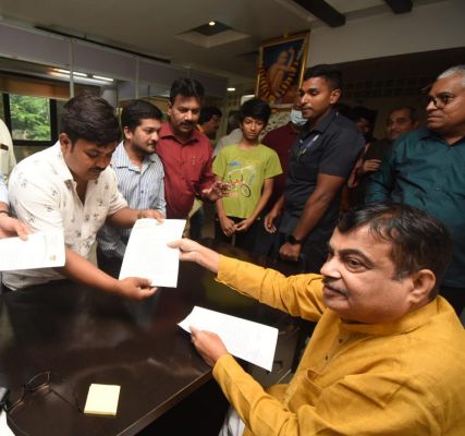 राजमार्ग की जर्जर स्थिति की शिकायत केंद्रीय मंत्री गडकरी से...