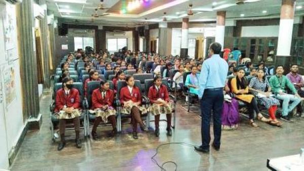 कार्यशाला में किशोरियों को एनीमिया का जानकारी दी