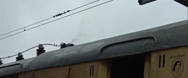 रायगढ़-बिलासपुर मेमू ट्रेन में लगी आग, मची अफरा-तफरी