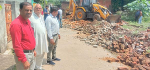 प्रशासन ने कराया नजूल भूमि को अतिक्रमण मुक्त