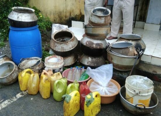 कच्ची शराब खरीदने 4 बजे से लगते हैं मेले