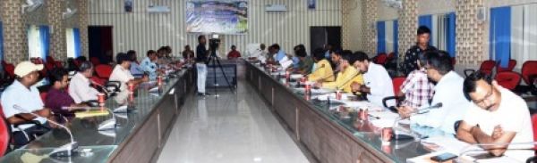 दलहन, तिलहन तथा मक्का का पैदावार बढ़ाने किसानों को प्रेरित करें-कलेक्टर