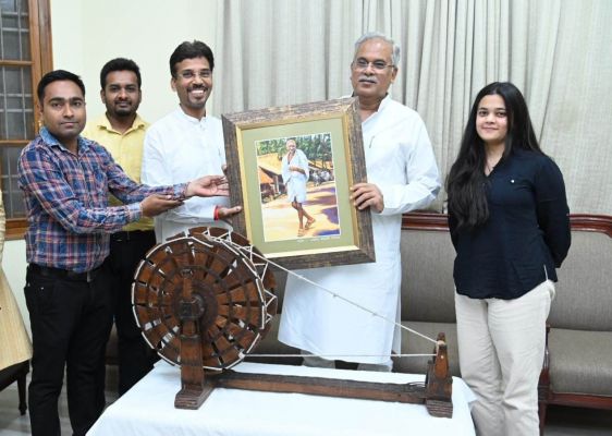 मनोज कोठारी ने सीएम बघेल को भेंट किया 65 साल पुराना चरखा