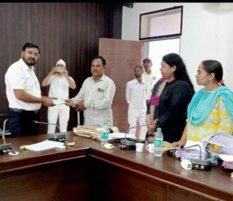 कलेक्टर ने वितरित किया दिव्यांग को 1 लाख रुपए का चेक