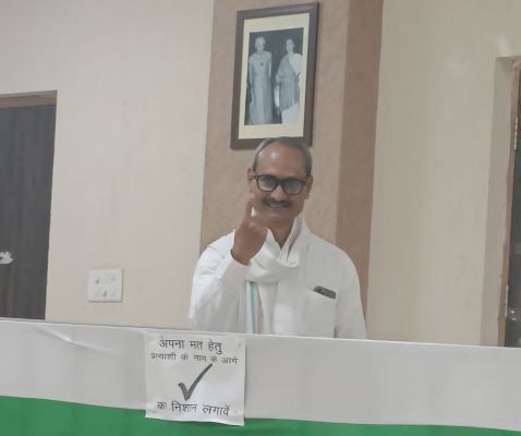 कांग्रेस संगठन चुनाव में मतदान संपन्न, महामंत्री शाहिद ने डाला वोट