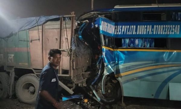 हाईवे पर खड़े ट्रेलर से टकराई बस, 20 यात्री घायल