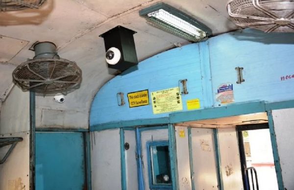 अब ट्रेन के अंदर भी रहेगी पैनी नजर, 190 कोचों में लगे सीसीटीवी कैमरे