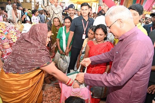 गुप्ता गली में मुख्यमंत्री ने स्थानीय कुम्हारों से मिट्टी के दिए और मटकी खरीदी