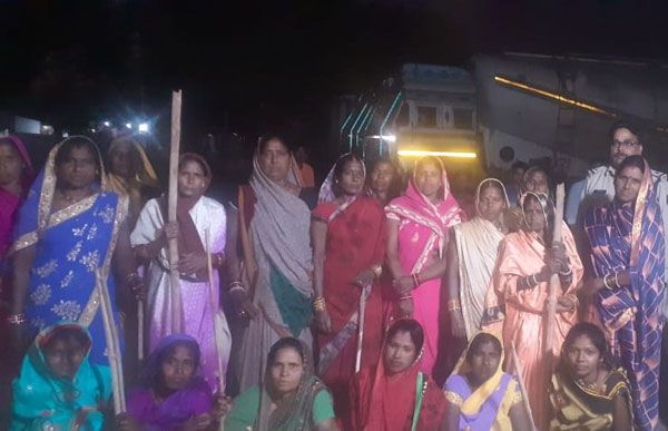 असामाजिक तत्वों के खिलाफ मुखर महिलाओं ने त्यौहार पर निकाली रैली , ग्रामीणों ने दिया समर्थन