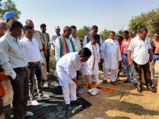 संसदीय सचिव ने कल्याणपुर से अखोराकला नवीनीकरण सड़क निर्माण कार्य का किया शुभारंभ