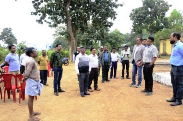 कमिश्नर व कलेक्टर ने किया धान खरीदी केन्द्रों का निरीक्षण, लिया व्यवस्था का जायजा