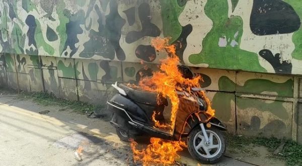 अपनी ही गाड़ी में युवक ने लगाई आग, इस बात से था नाराज...