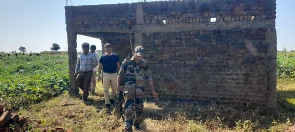 कलेक्टर ने बैगा आदिवासियों के मूलभूत सुविधाओं व विकास कार्यों के प्रगति का किया निरीक्षण