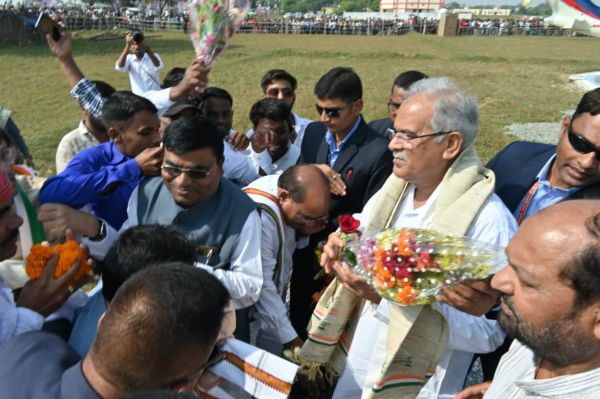 ग्राम राछाभांठा आगमन पर मुख्यमंत्री बघेल का हुआ स्वागत