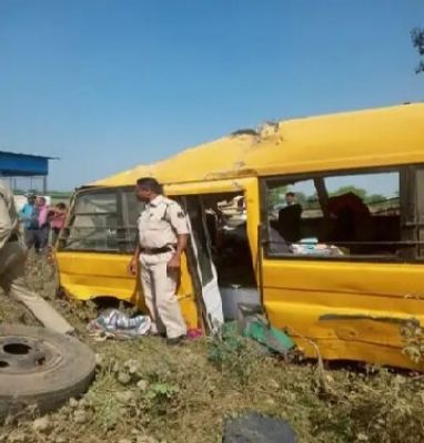 अनियंत्रित होकर पलटी स्कूल बस, टीचर्स-बच्चों समेत 10 घायल...