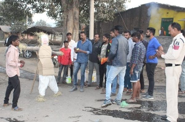 जनता कांग्रेस नेताओं ने एफआईआर वापस लो और मुर्दाबाद के नारे लगाए, फूंका पुतला