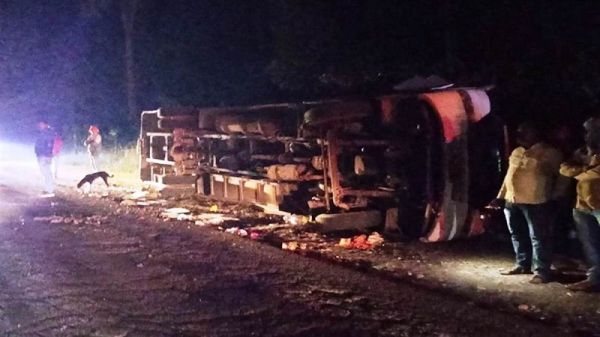 बस को ट्रक ने मारी टक्कर... मची चीख-पुकार... 1 की मौत, दर्जन भर घायल...