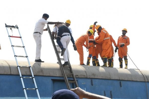 ट्रेन में लगी आग... रेस्क्यू के लिए पहुंची रेल आपदा प्रबंधन और एनडीआरएफ की टीम...