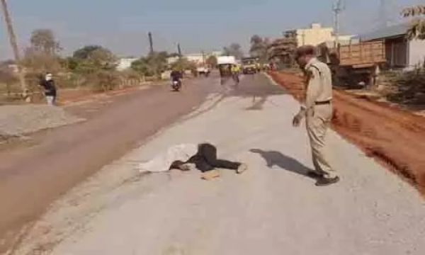 तेज रफ्तार हाईवा ने पैदल यात्री को कुचला, मौके पर ही दर्दनाक मौत