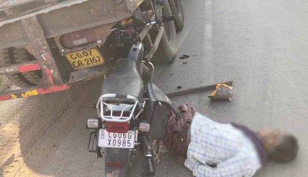 खड़े ट्रेलर से टकराई बाइक, 1 की मौत, 1 घायल