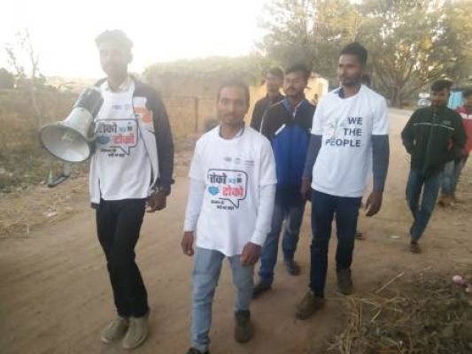 रोको अऊ टोको के स्वयंसेवक ने ग्रामीण स्तर पर कोविड टीकाकरण कराने किया जागरूक