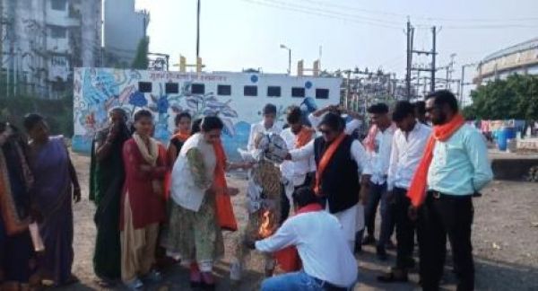शिवसेना ने किया भाजपा प्रवक्ता सुधांशुत्रिवेदी का पुतला दहन