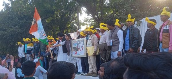 परसा कोल ब्लॉक शुरू कराने राहुल गांधी से मिलने इंदौर पहुंचे ग्रामीण...