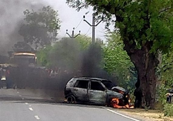 पेड़ से टकराने के बाद कार में लगी आग, 2 की मौत 4 घायल